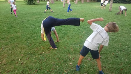 Trening capoeire v parku